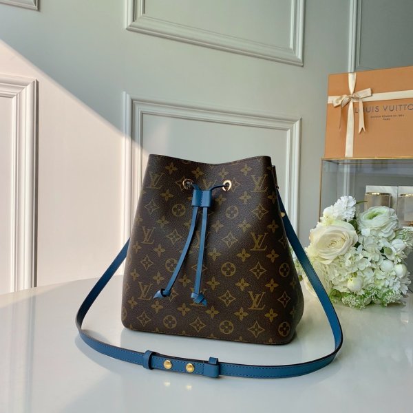 Louis Vuitton Luxury Monogram Canvas and Leather Handbag: The Epitome of Style and Sophistication